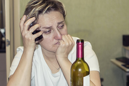 已婚妇女哭着喝酒.女性选择性酒精中毒集中.薄膜颗粒.照片