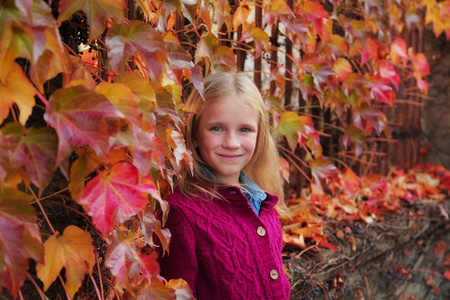甜美的小美女，金色卷发户外写真，秋天的色彩
