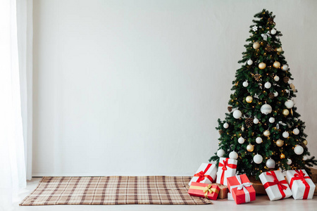 圣诞树与礼品装饰室内新年假期