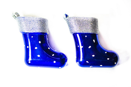 圣诞树上的蓝色靴子装饰。白色背景的蓝色短袜。