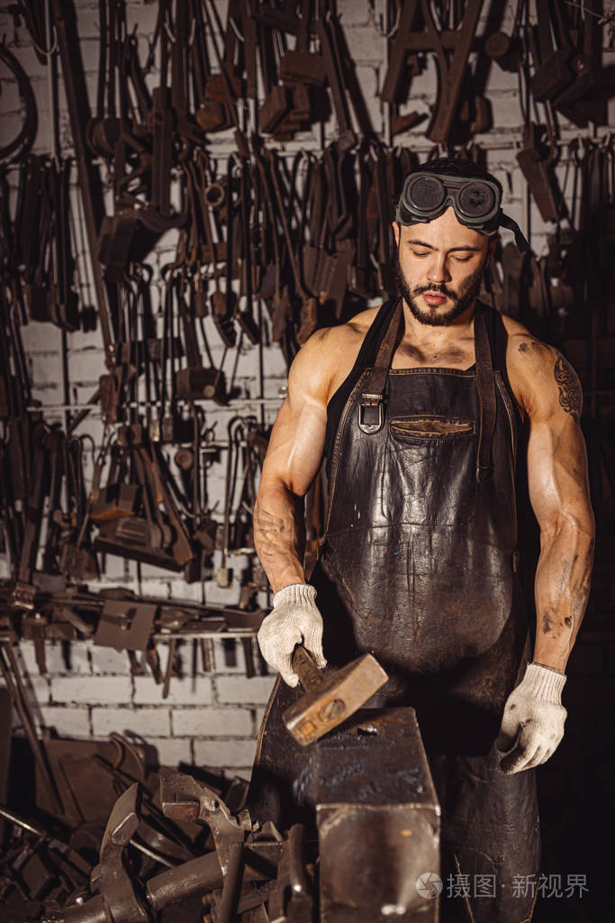 铁匠用锤子干活