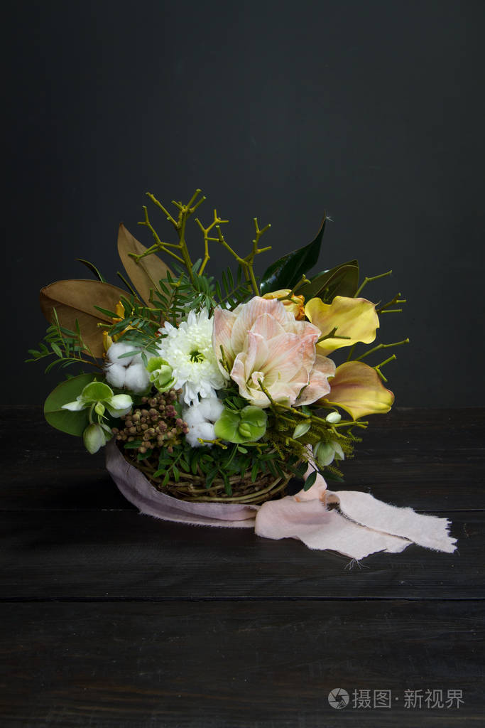 以复古风格圣诞节或新年概念在篮子中插花