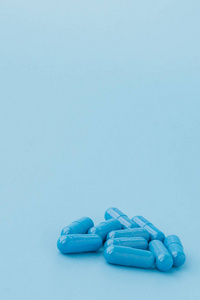 蓝色的胶囊，蓝色背景的药丸。维生素，营养