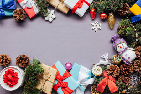 圣诞玩具节日礼物装饰新年紫色背景