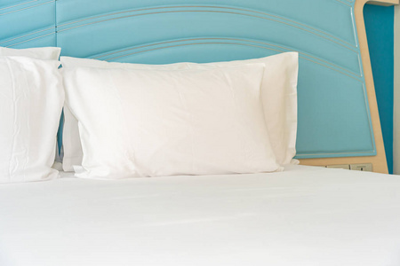 床上白色舒适枕头装饰内饰