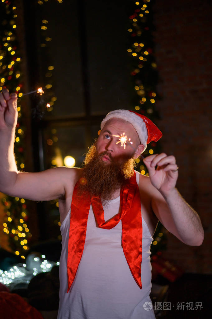 圣诞老人在节日里闪闪发光一个戴着圣诞老人帽的红胡子男人正在庆祝