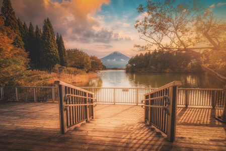 在富士日出时，田纳西湖上的富士山，秋叶茂盛