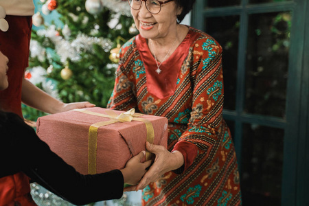 女儿给师母送惊喜礼物照片