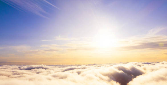 空中鸟瞰图.空中俯视云景.云的质地.从上面看.日出或日落在云端摄影图