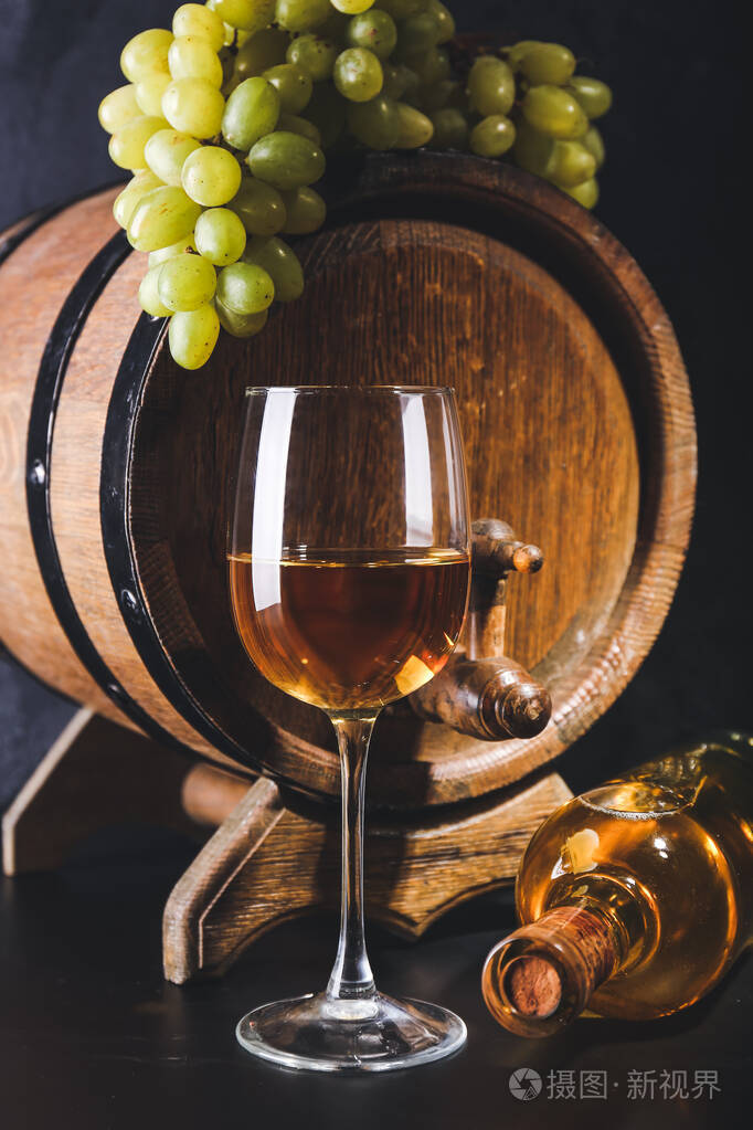 深色背景的酒杯和酒瓶