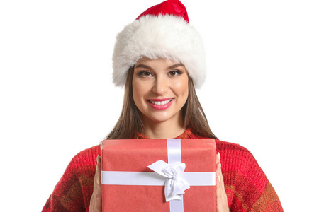 美丽的年轻女子戴着圣诞帽，白色背景上有圣诞礼物