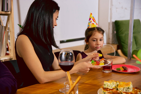 母女俩在家庆祝生日