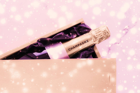 香槟瓶和礼品盒上的粉红色节日闪光，新年