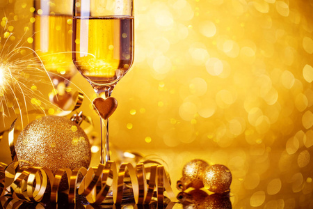 香槟酒杯背景漂亮。新年快乐。圣诞节和新年假期背景，冬季。带复制空间的背景。