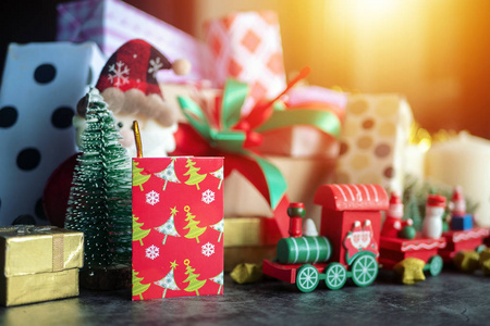 圣诞老人洋娃娃，礼品盒礼物和圣诞装饰品圣诞问候季节背景。选择性聚焦