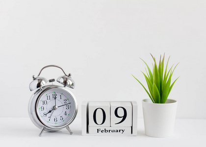 2月9日在一个白色的木制日历上背景。警报时钟和日历，一年中的一天概念
