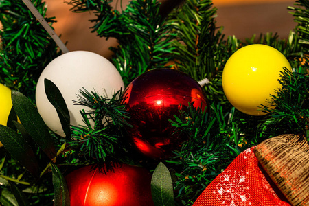 冷杉树枝上五颜六色的圣诞装饰品。圣诞集市