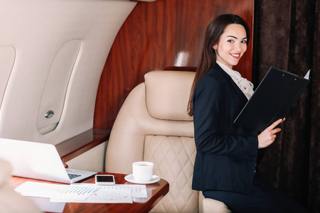 现代私人飞机上的女商人