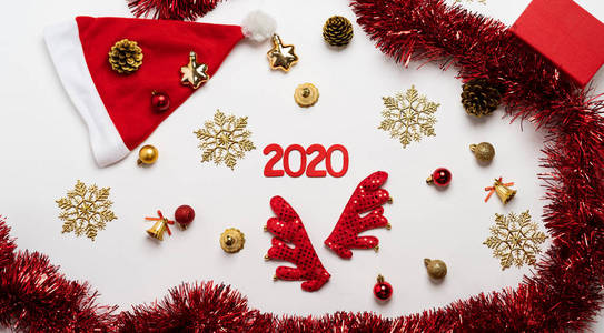 圣诞快乐，红色圣诞装饰品和2020年新年