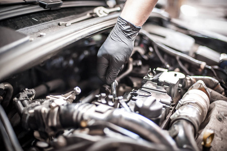 汽车修理工检查汽车照片