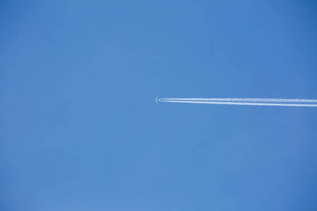 飞机在蓝天上飞翔