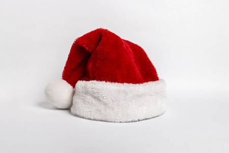 白色隔离背景上的圣诞老人帽。前视图。圣诞节和新年概念。圣诞老人服装