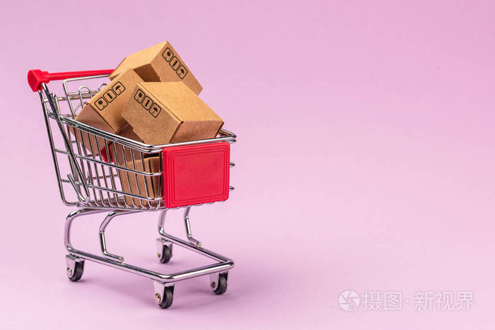 购物车中的纸盒，背景为紫罗兰色，带复印空间。对于网购业务，推广和营销理念。