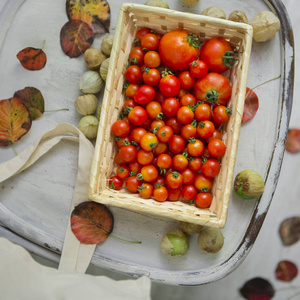 木箱里的有机西红柿撒着落叶