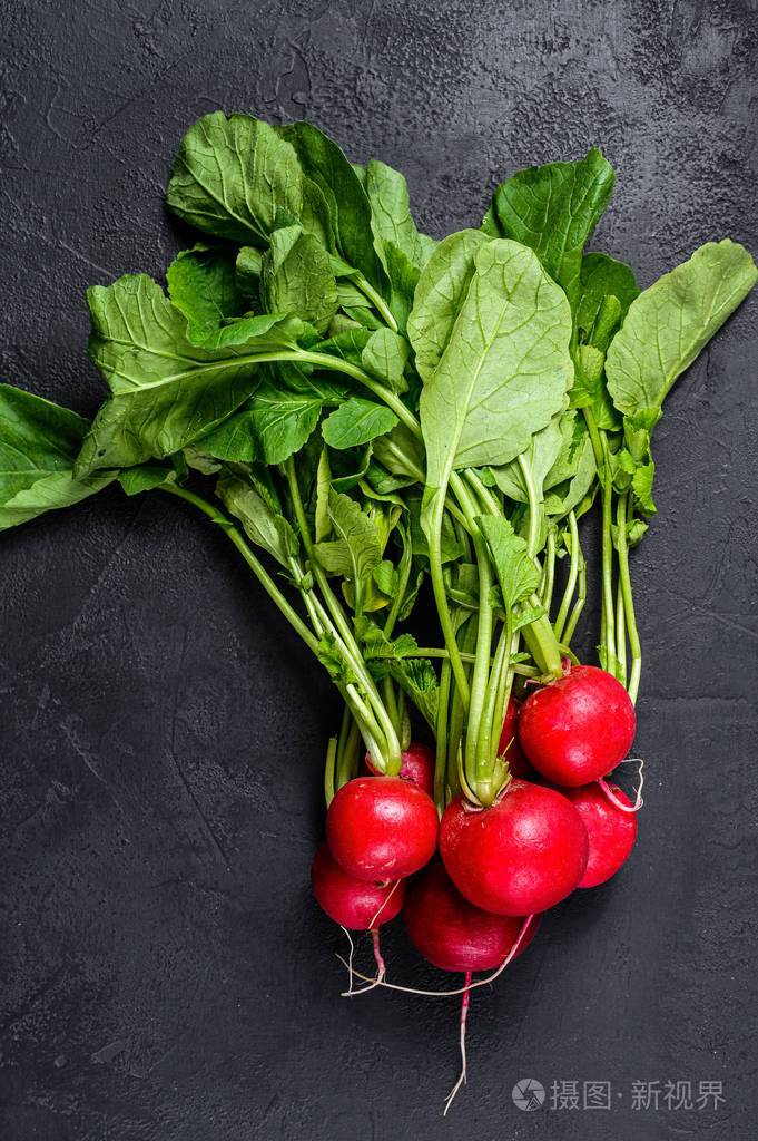 一大串新鲜萝卜.黑色背景.俯视图