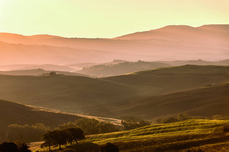 日出时的托斯卡纳山。典型的乡村景观。意大利托斯卡纳
