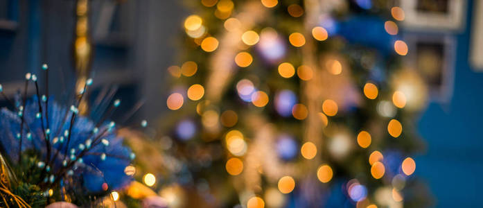 用蓝色装饰物和灯装饰的圣诞树，圣诞装饰品。横幅