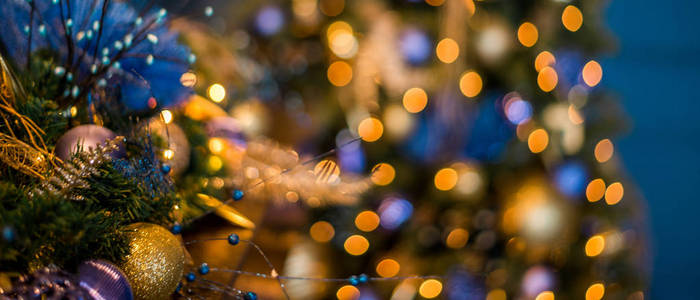用蓝色装饰物和灯装饰的圣诞树，圣诞装饰品。横幅