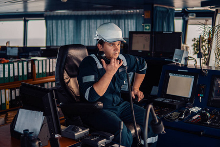 航海驾驶员在驾驶台上执行航行值班。海上作业