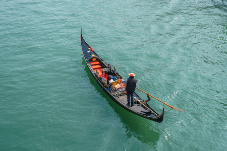 威尼斯运河上的缆车上的游客。