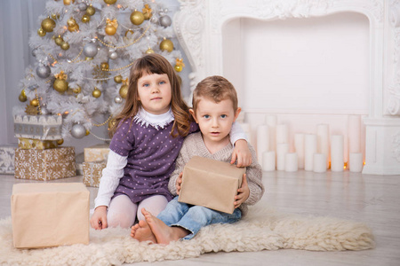 孩子们在圣诞树前拿着礼物