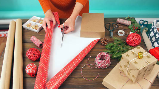 女人正在打包礼物,桌面上的顶视图.为圣诞节做准备照片