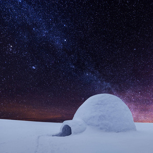 冬日景致雪屋和银河图片