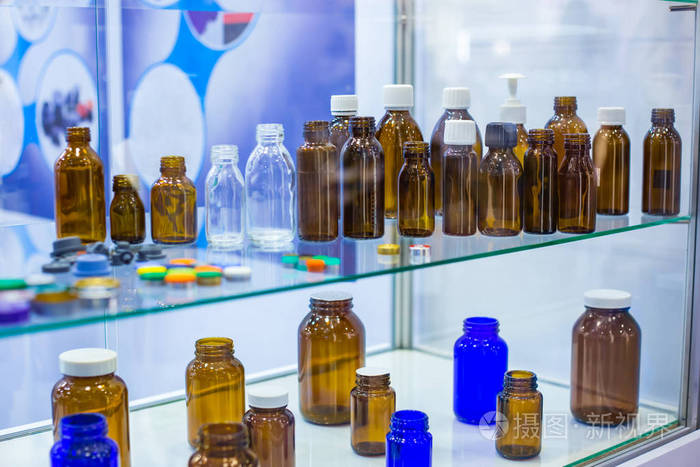 医药展陈列柜中的医用空玻璃瓶