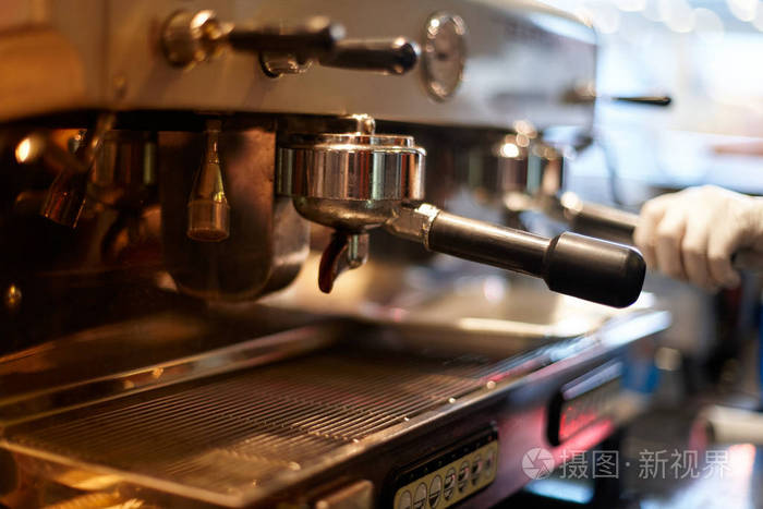 在咖啡店用专业咖啡机煮咖啡