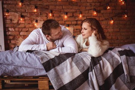 床上的浪漫情侣照片