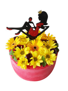 粉红色奶油蛋糕，上面有一个女孩的雕像和黄色的花
