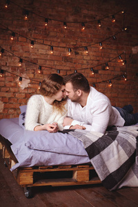 床上一对温柔的情侣的画像