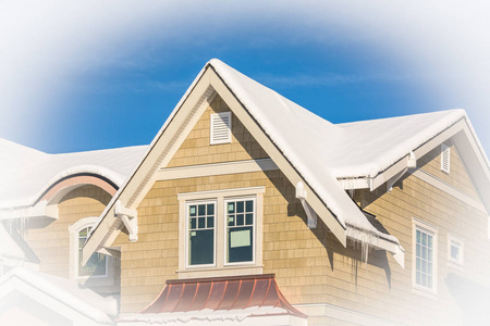 冬季阳光明媚的白雪中的新豪华住宅楼顶