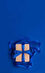 蓝色背景的新年礼物，配上漂亮的缎带。圣诞节。新年内容。