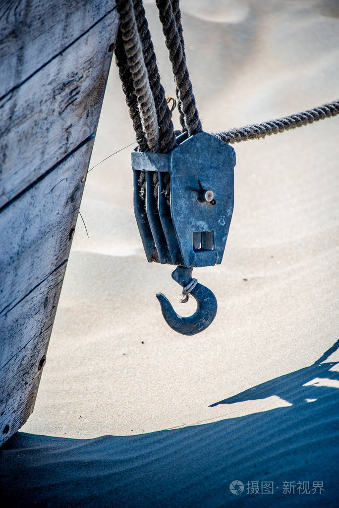重型索具缆绳钩住beac上的一艘船