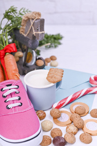 荷兰传统节日，适合辛特拉斯的孩子们。欧洲和荷兰的寒假。背景有pepernoten和传统糖果，靴子里的胡萝卜和饼干牛奶