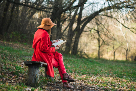 背影坐秋园长椅上坐着的女孩的背影照片