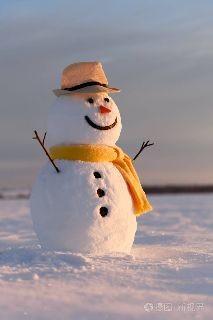 滑稽的黑帽子雪人