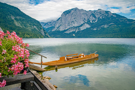 奥地利阿尔卑斯山上的湖泊，在美丽的夏季旅游季节，蓝天碧水