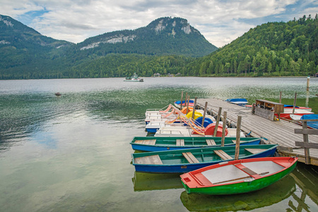 山湖上的小船准备借给游客在蓝色的水面上游泳